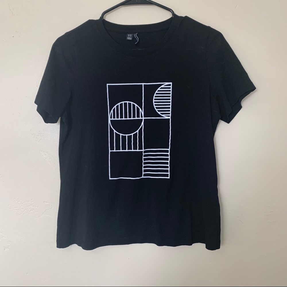 Black and White Geometric tee. NEW